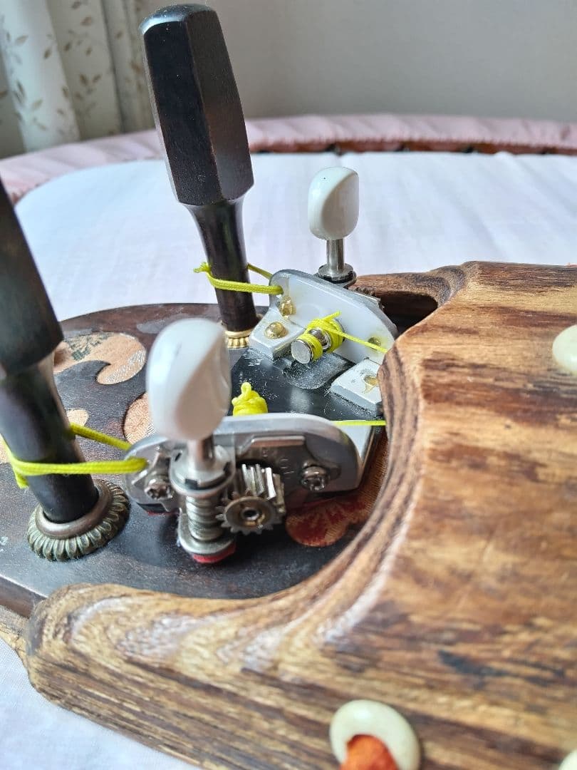 八雲琴・ 二弦琴の ペグを組み込んだ 糸巻き装置