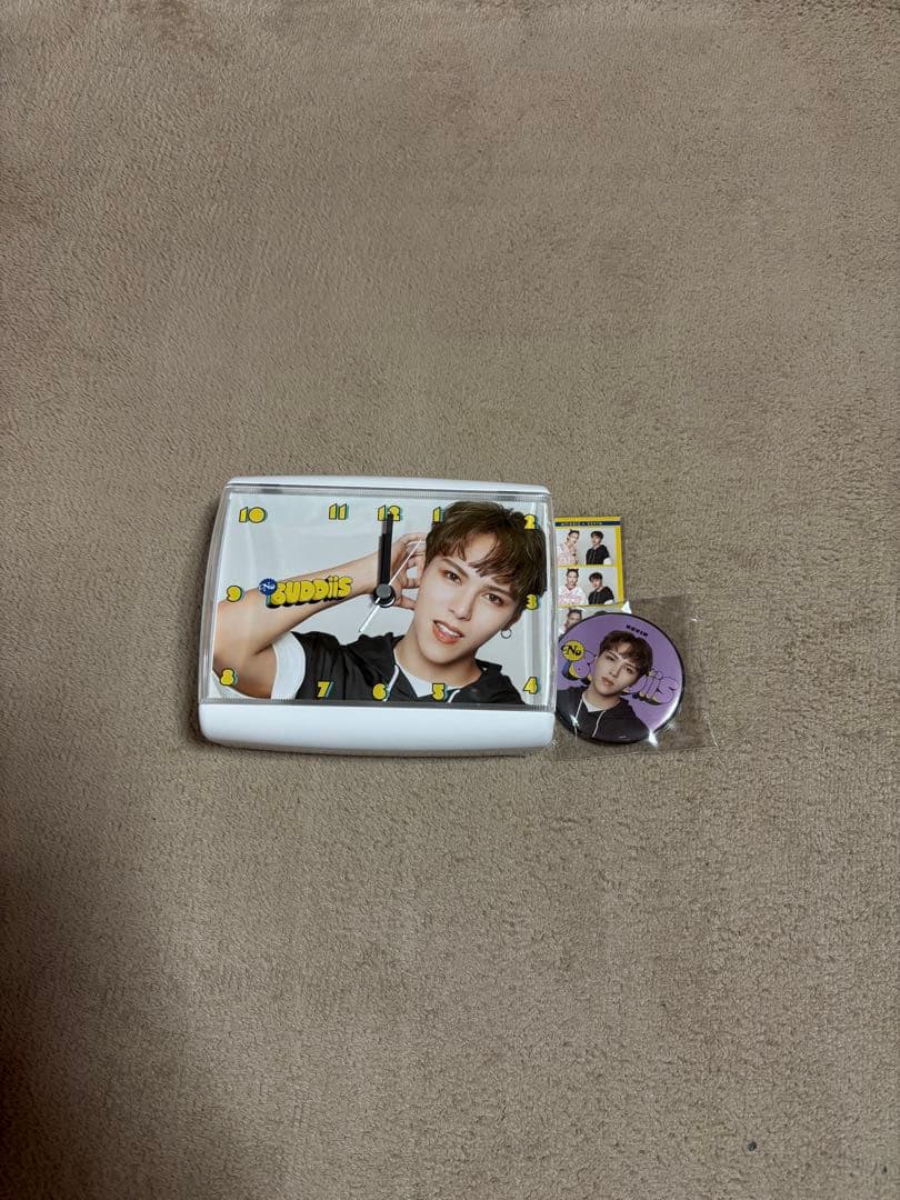 Kevin A賞 ボイス入り目覚まし時計4CUTカードと缶バッチの3点セット