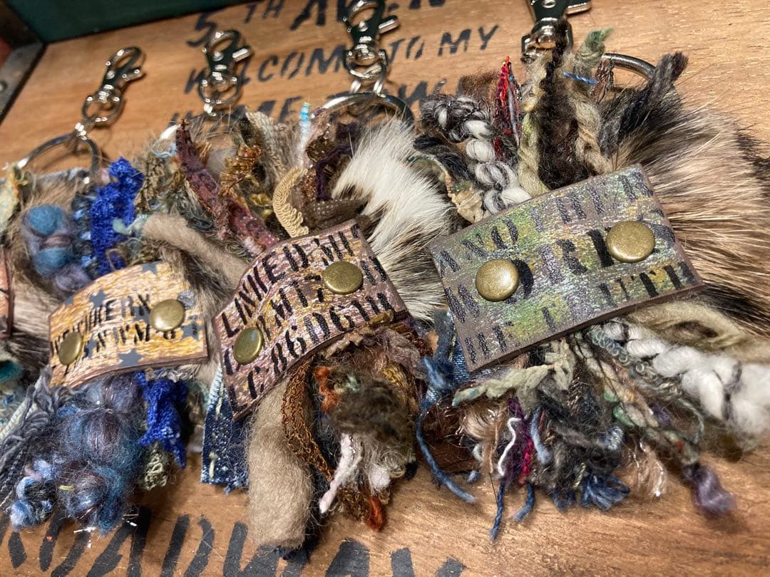 デニムリメイク★リアルファー引き揃え糸チャーム 革タグ№6