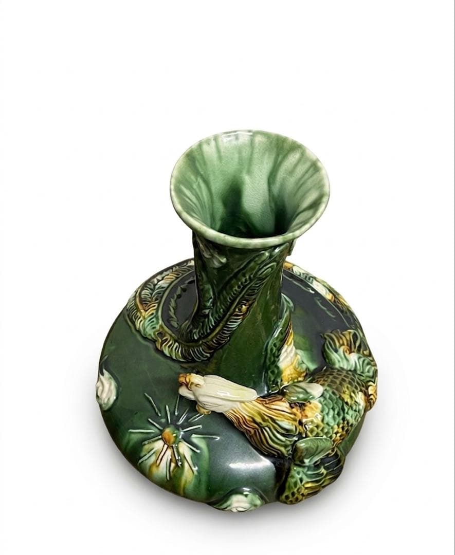 緑色の陶器製花瓶 鳥と植物の装飾