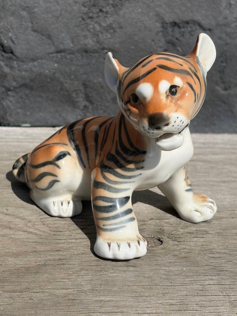 ロシア製（旧ソ連）インペリアルポーセリン　ロモノーソフ　虎　トラ置物