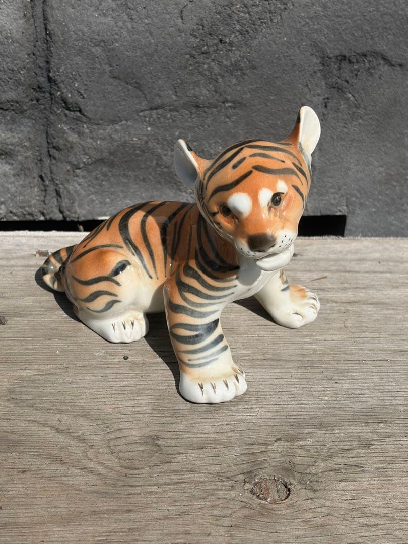 ロシア製（旧ソ連）インペリアルポーセリン　ロモノーソフ　虎　トラ置物