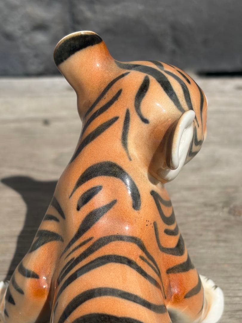 ロシア製（旧ソ連）インペリアルポーセリン　ロモノーソフ　虎　トラ置物