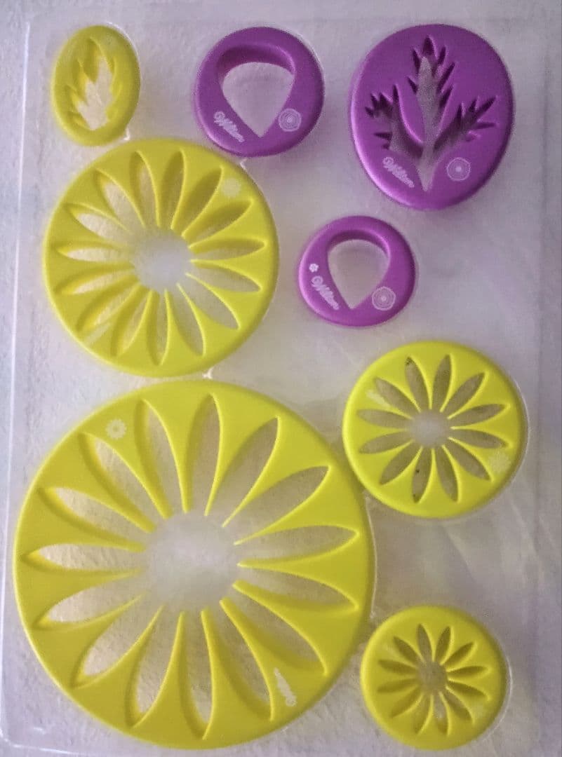 ウィルトン　ガムペーストフラワーカッターとインプレッションマット