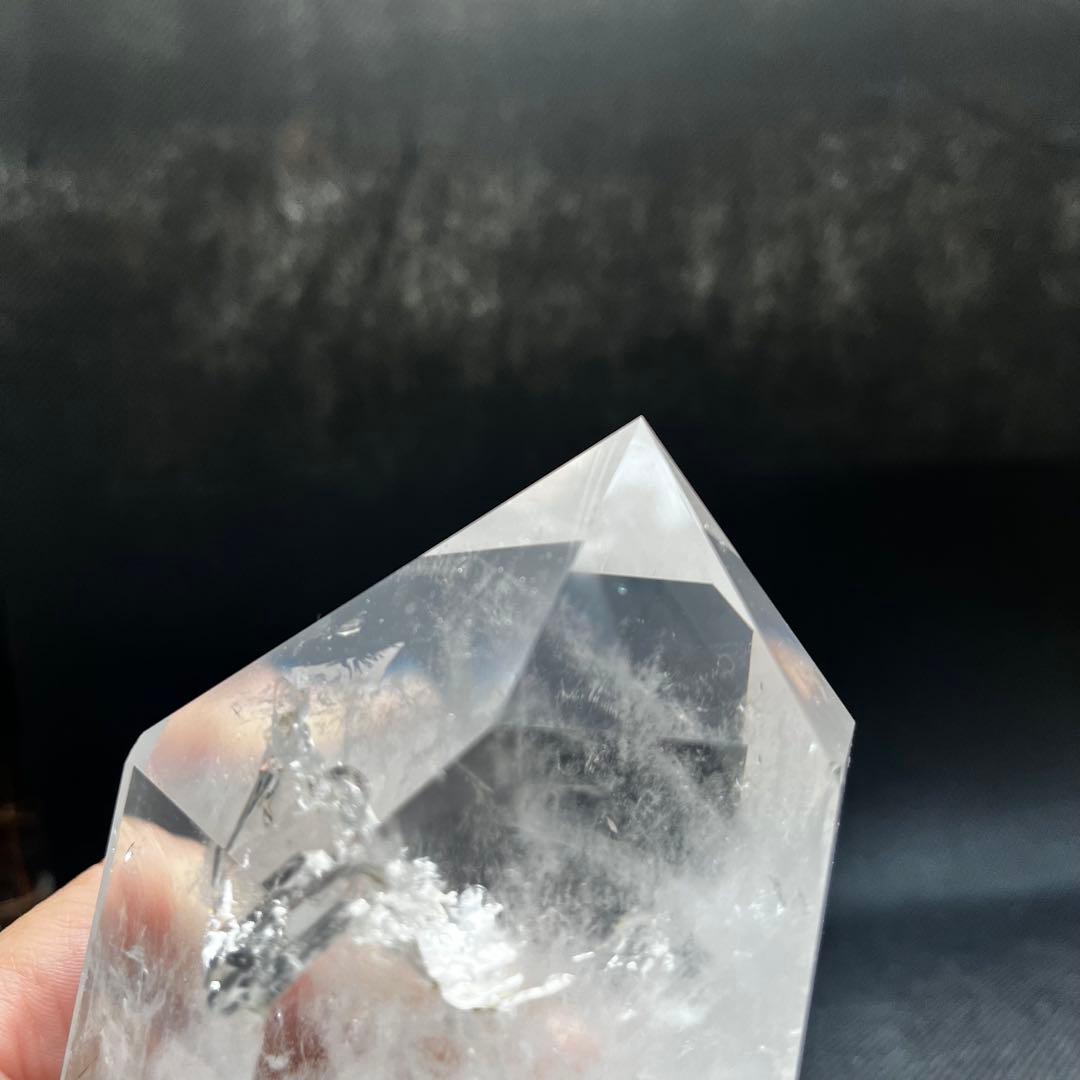 ブラジル産 水晶ポイント約700g 透明×ミルキーの美結晶　天然石原石　台座付き