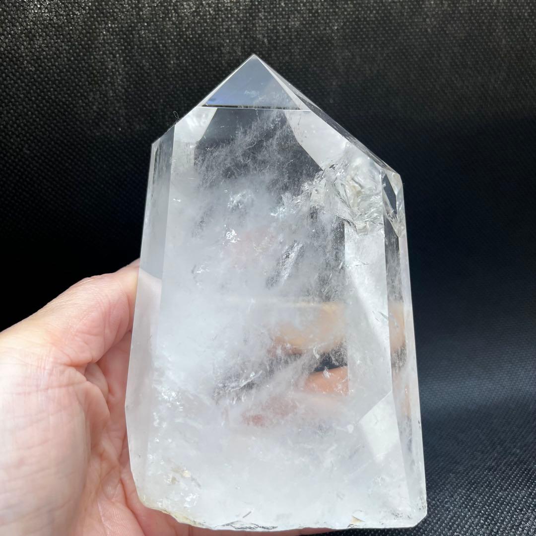 ブラジル産 水晶ポイント約700g 透明×ミルキーの美結晶　天然石原石　台座付き