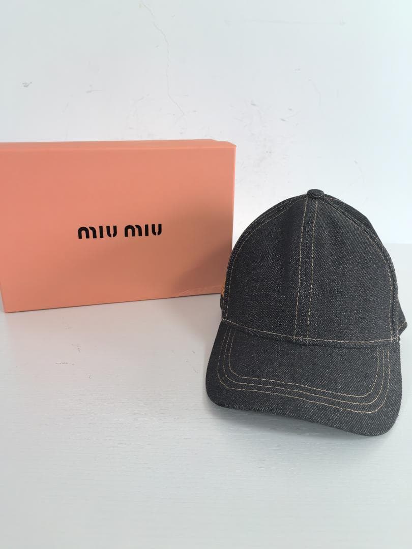 ダークデニム素材 ロゴ刺繍入りベースボックキャップ おしゃれコーデ miumiu