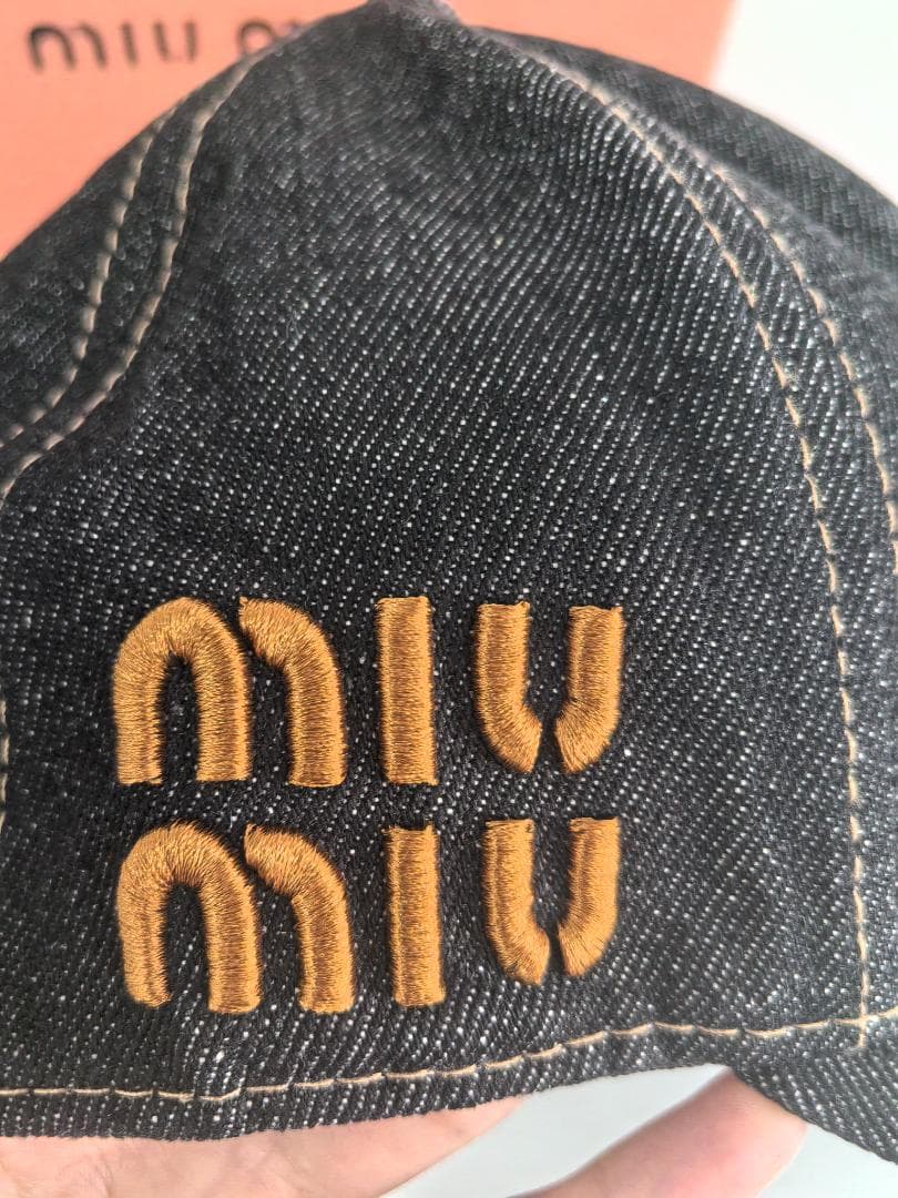 ダークデニム素材 ロゴ刺繍入りベースボックキャップ おしゃれコーデ miumiu