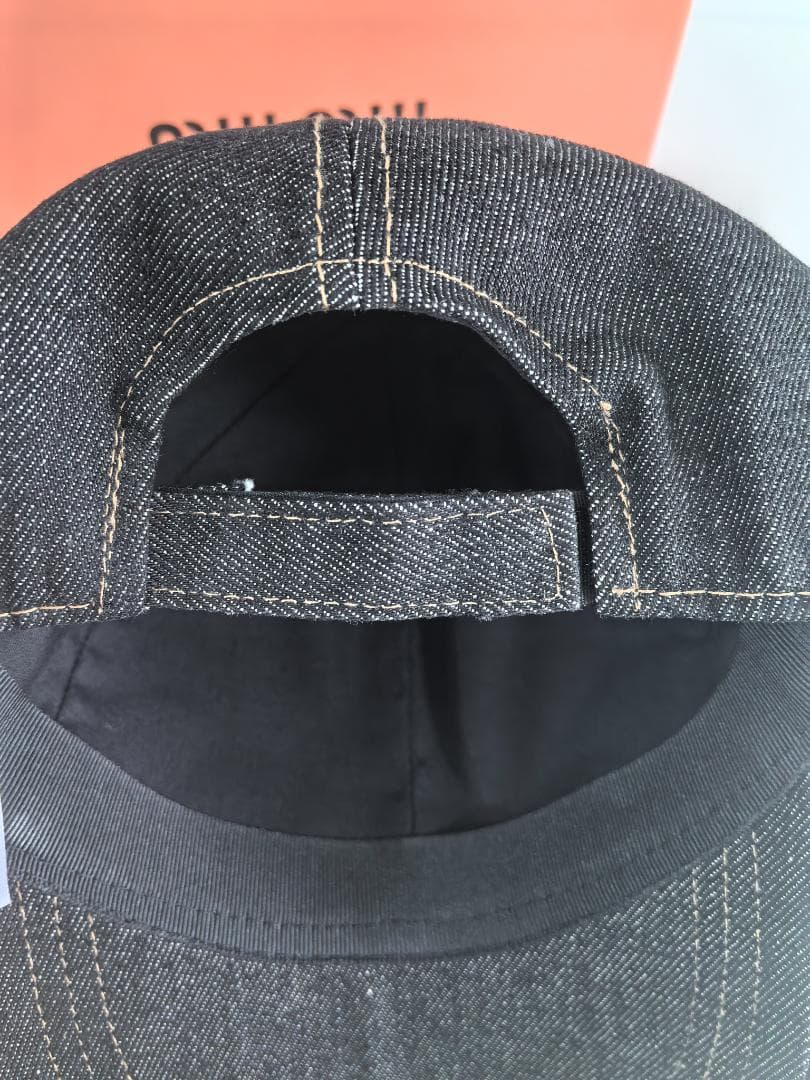 ダークデニム素材 ロゴ刺繍入りベースボックキャップ おしゃれコーデ miumiu