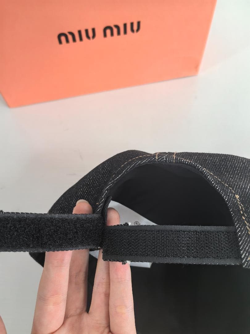 ダークデニム素材 ロゴ刺繍入りベースボックキャップ おしゃれコーデ miumiu