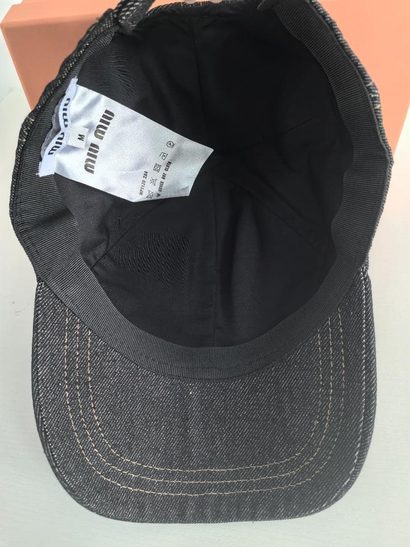 ダークデニム素材 ロゴ刺繍入りベースボックキャップ おしゃれコーデ miumiu