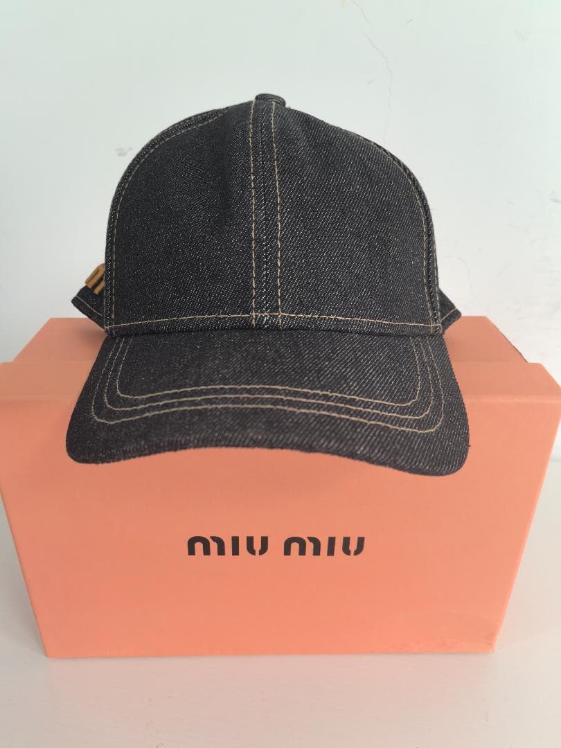 ダークデニム素材 ロゴ刺繍入りベースボックキャップ おしゃれコーデ miumiu