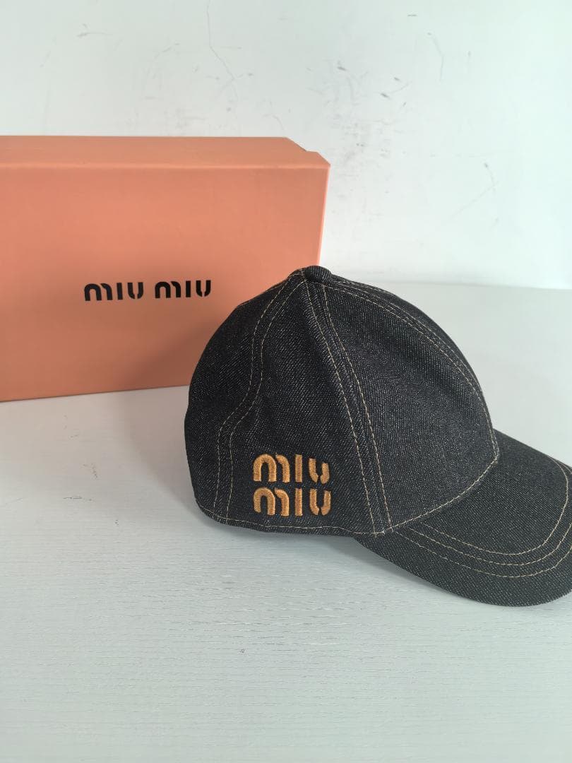 ダークデニム素材 ロゴ刺繍入りベースボックキャップ おしゃれコーデ miumiu