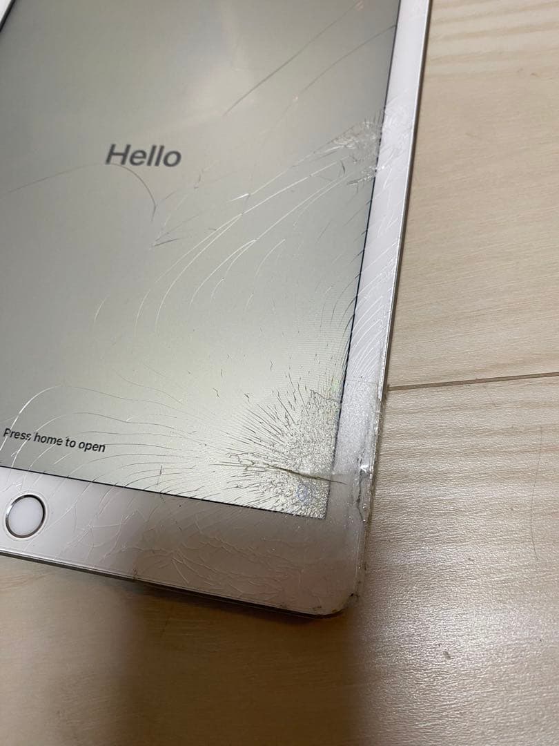 【ジャンク】iPad第5世代　128GBシルバー 画面ひびあり