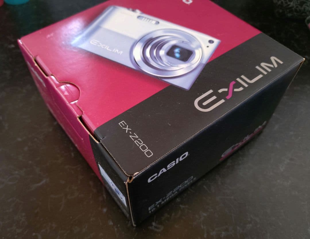 CASIO　デジカメ　EXILIM　EX-Z200　レッド