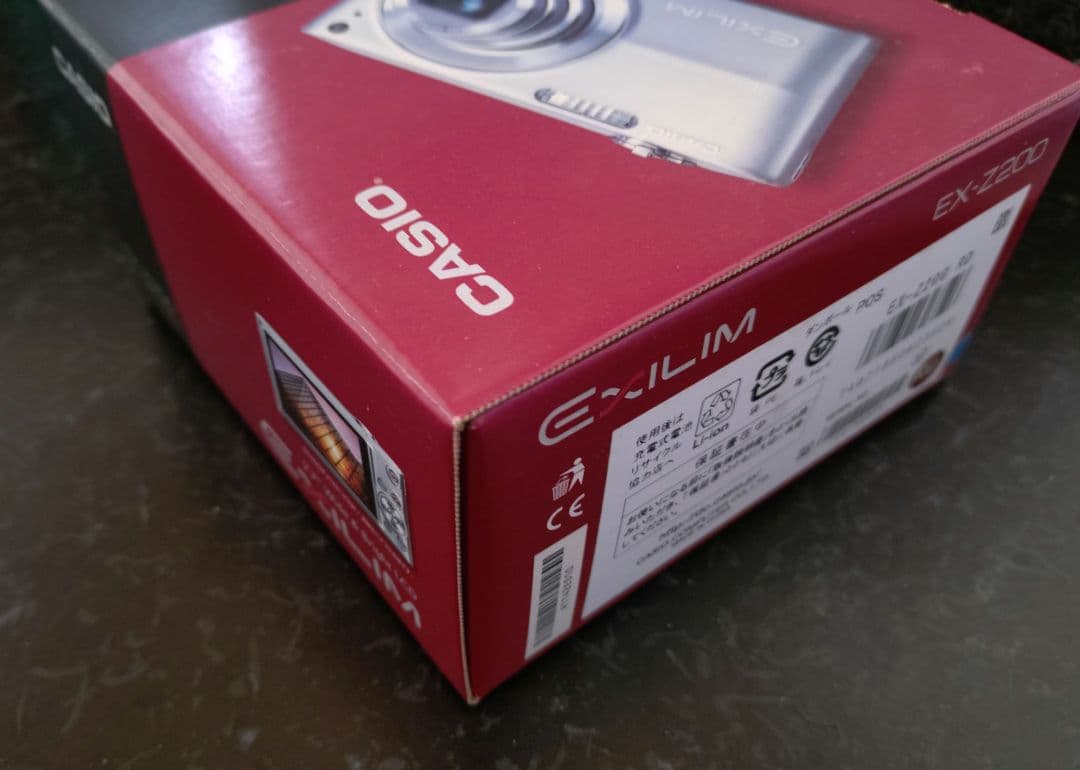 CASIO　デジカメ　EXILIM　EX-Z200　レッド