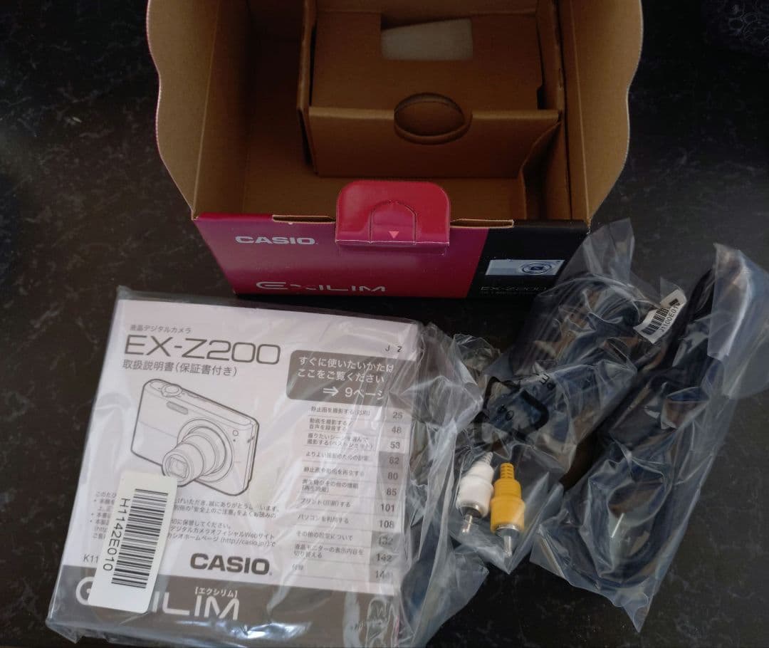 CASIO　デジカメ　EXILIM　EX-Z200　レッド