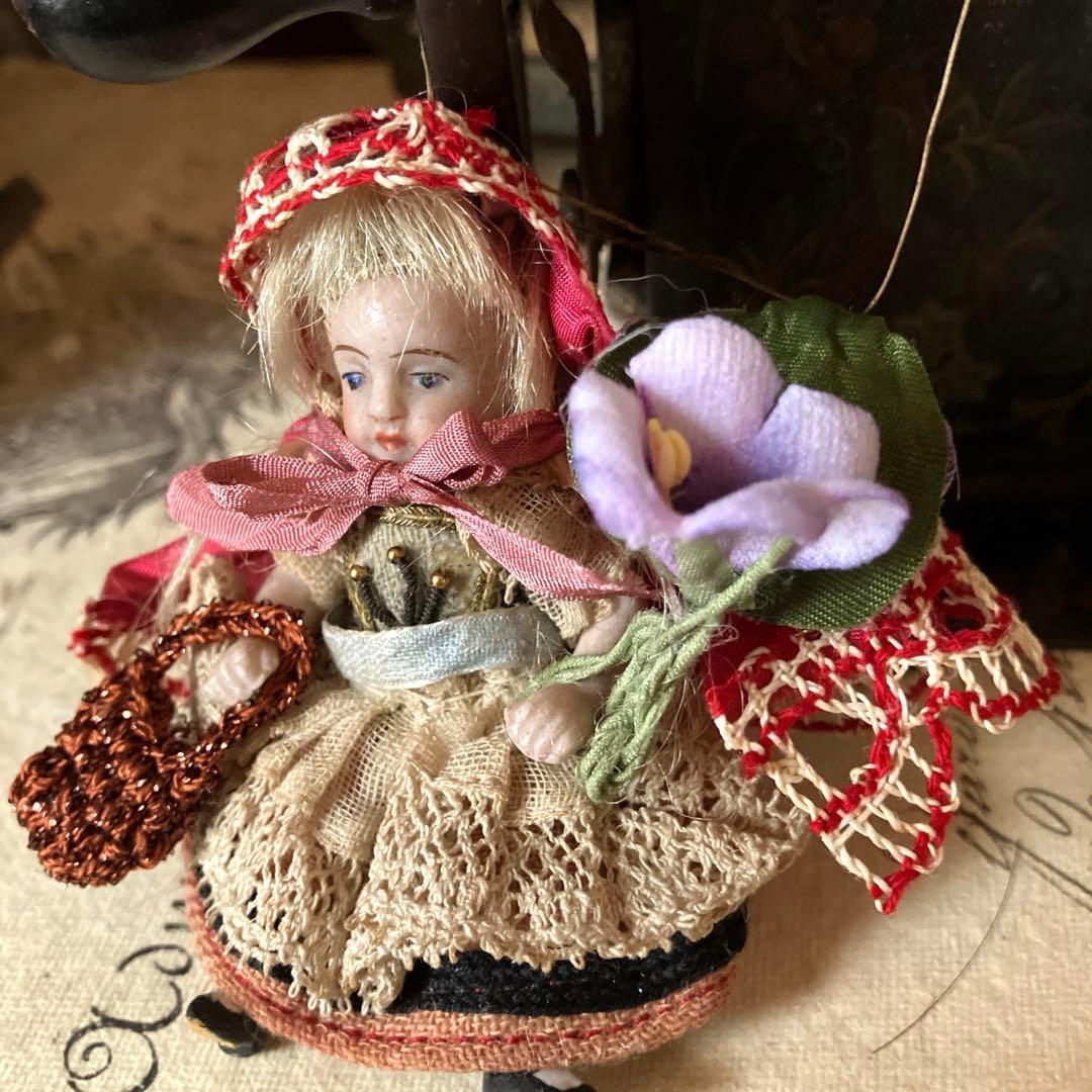 ドイツアンティークミニョネット　赤ずきんちゃん　1880年 オールビスク