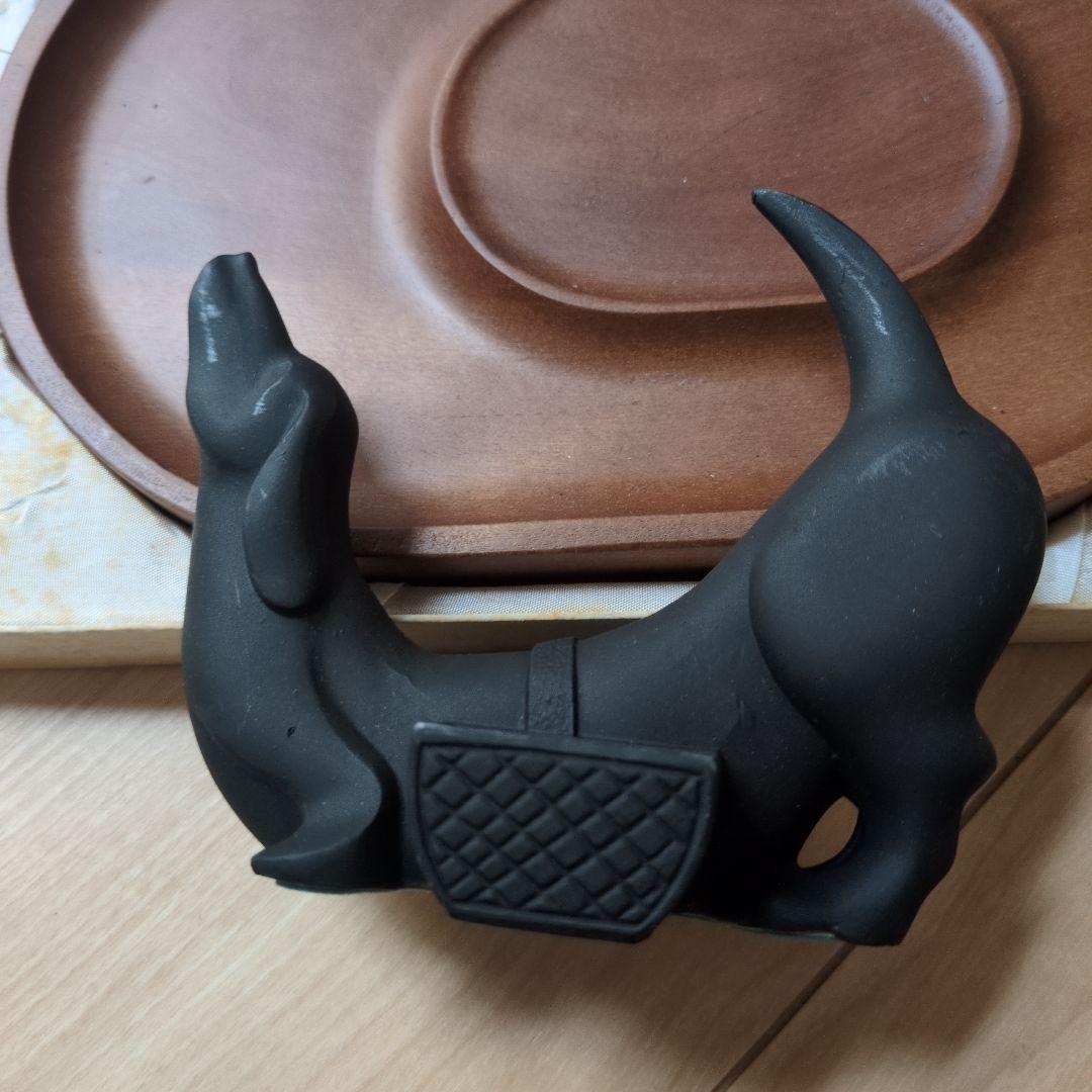 ダックス　犬の形の黒い陶器の置物