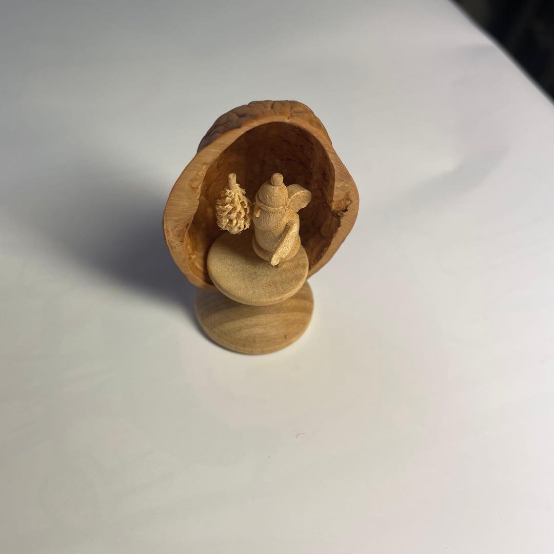 ドイツ製品 胡桃の中のサンタクロース 木製彫刻 小型 立体的な人物像