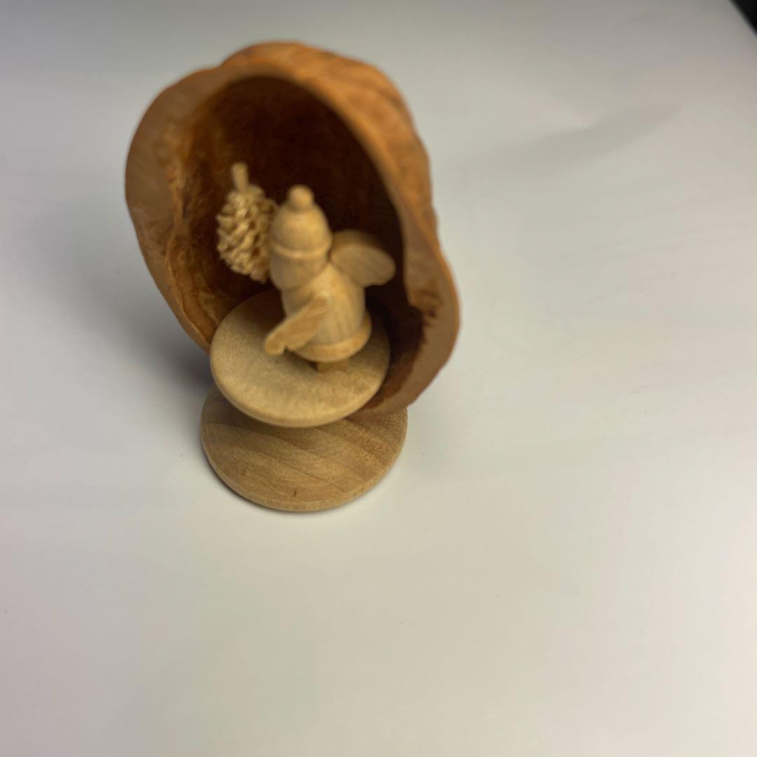 ドイツ製品 胡桃の中のサンタクロース 木製彫刻 小型 立体的な人物像