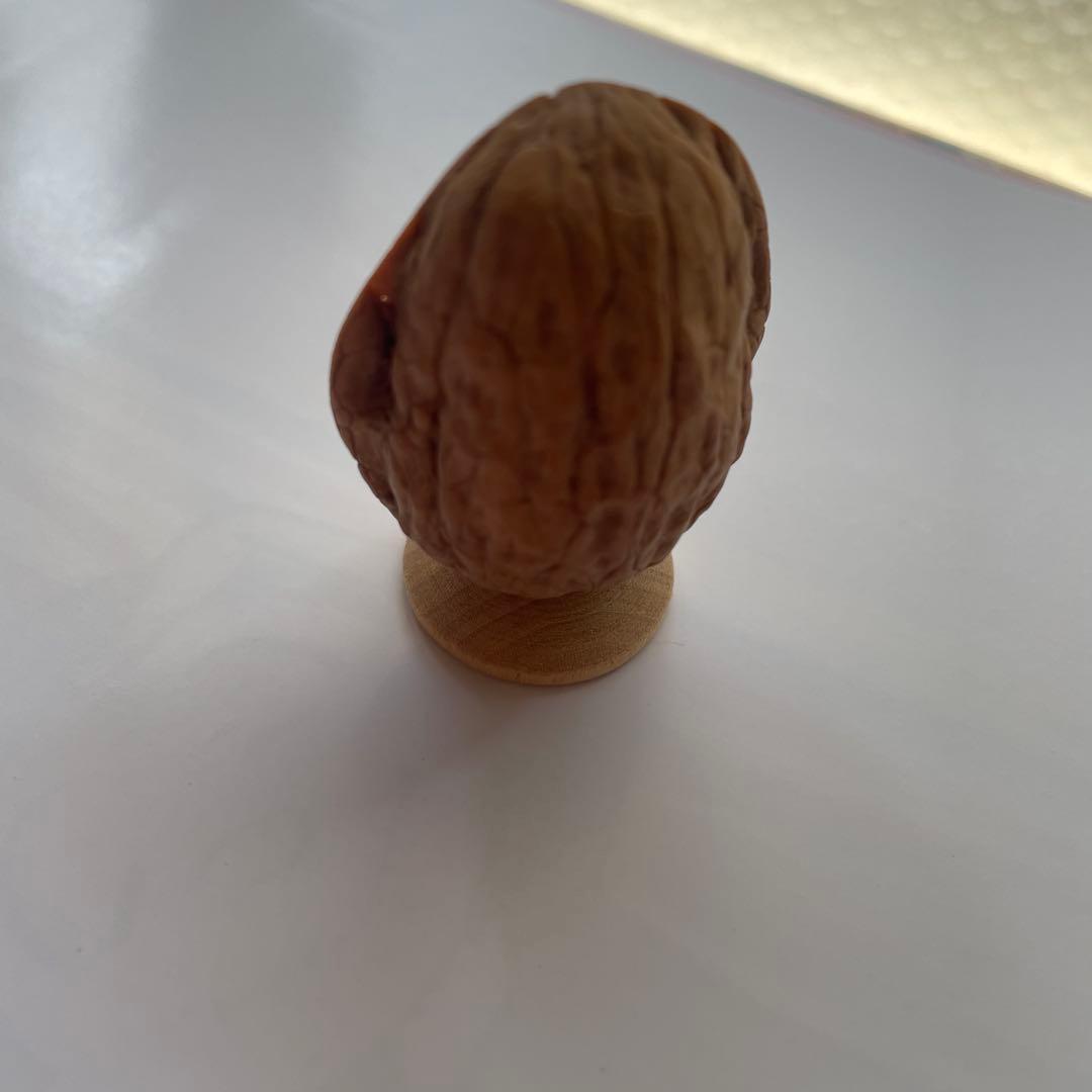 ドイツ製品 胡桃の中のサンタクロース 木製彫刻 小型 立体的な人物像