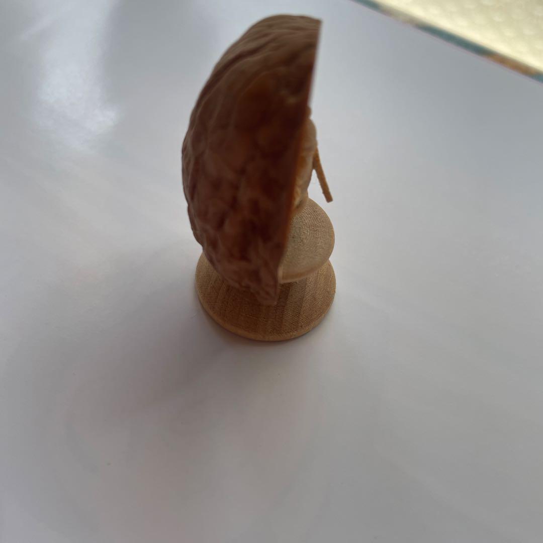 ドイツ製品 胡桃の中のサンタクロース 木製彫刻 小型 立体的な人物像