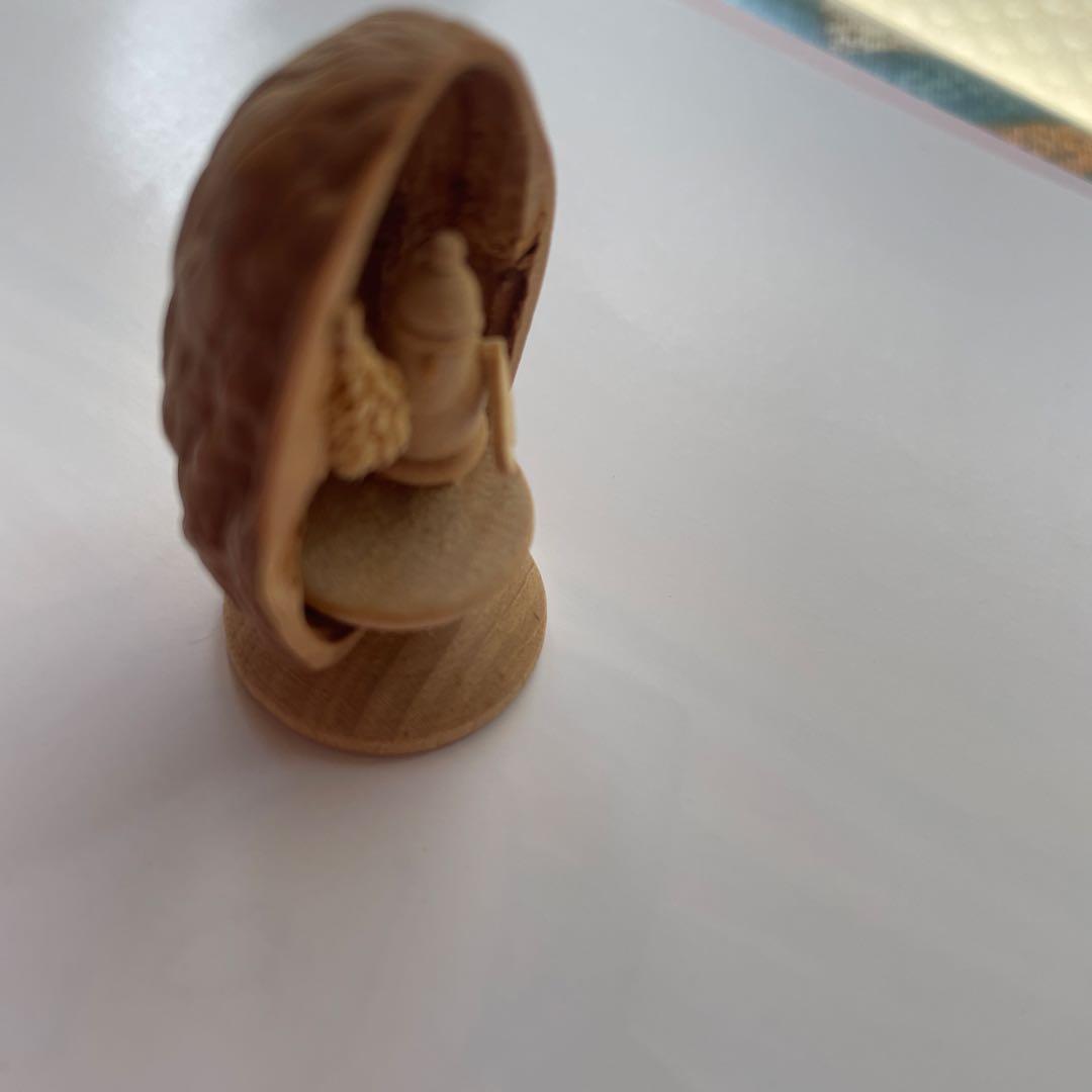 ドイツ製品 胡桃の中のサンタクロース 木製彫刻 小型 立体的な人物像