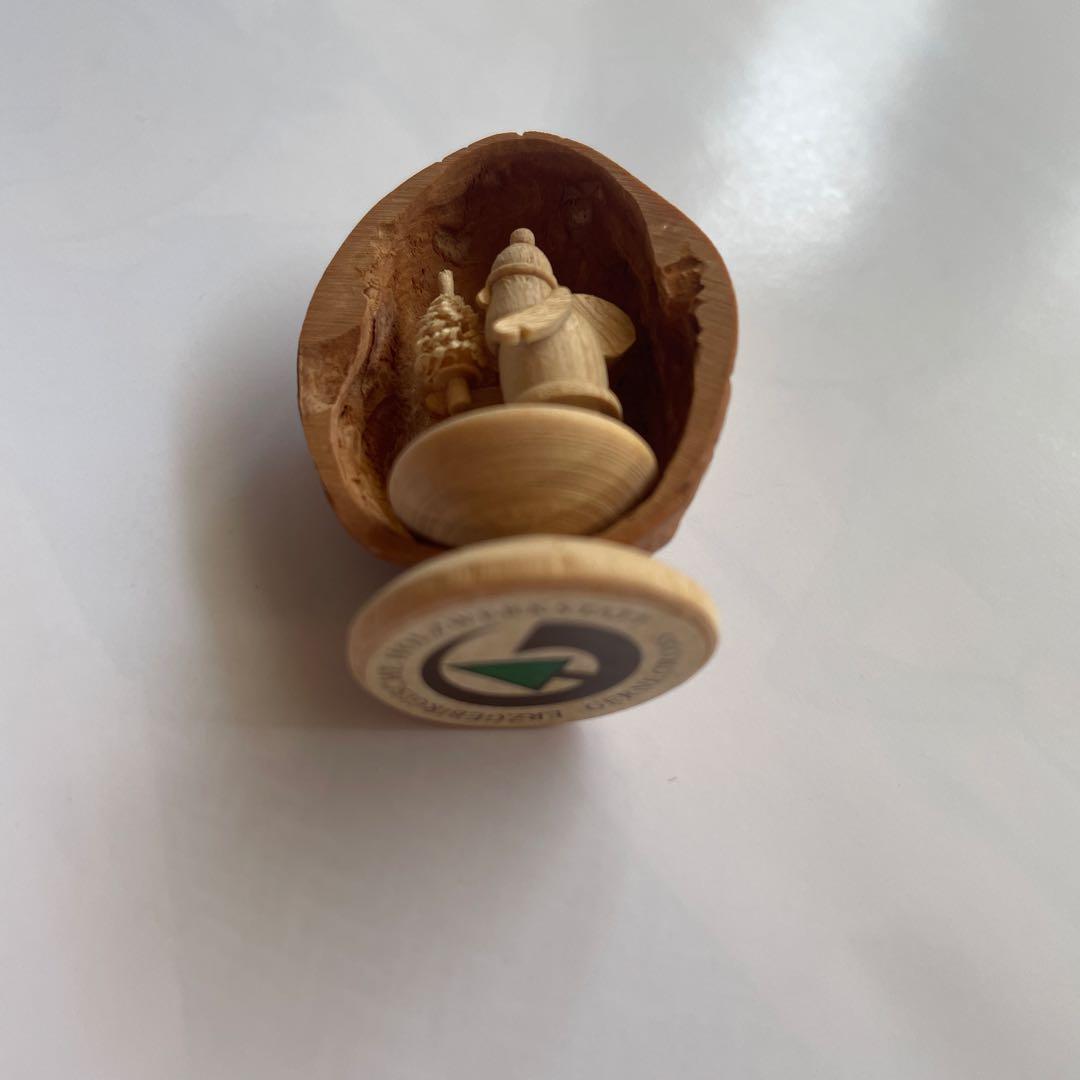 ドイツ製品 胡桃の中のサンタクロース 木製彫刻 小型 立体的な人物像