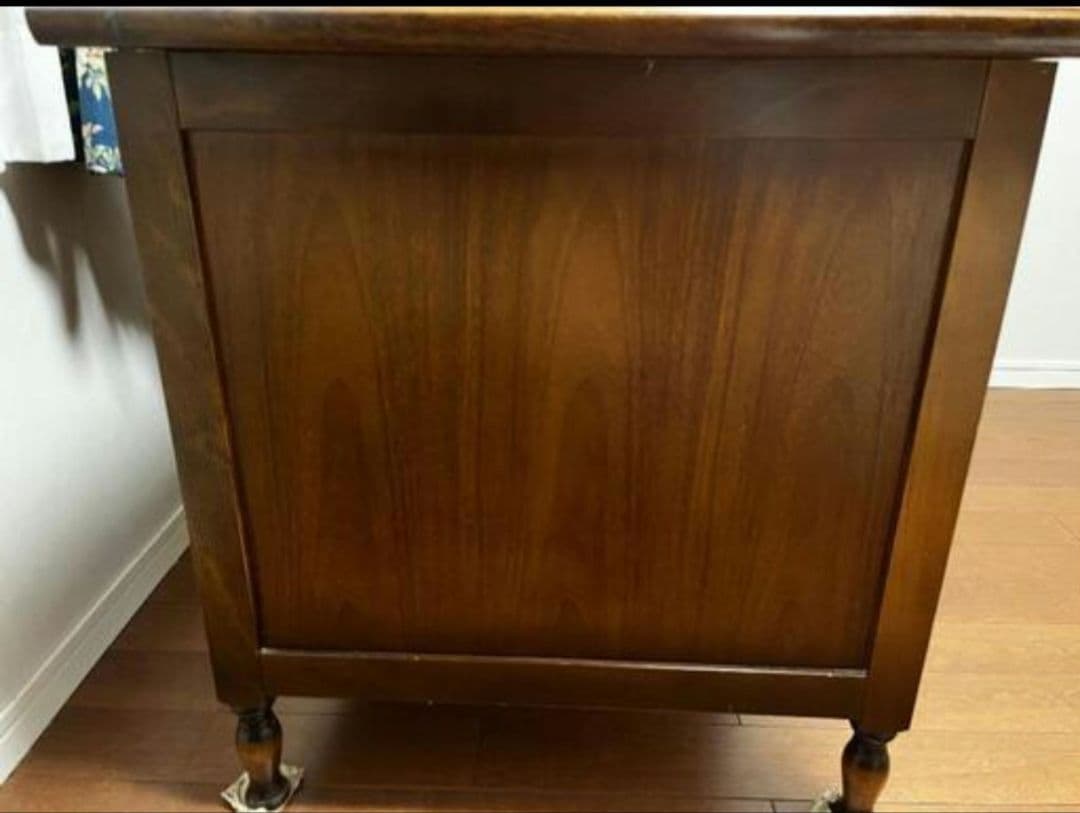 ​【関東圏限定お届け】 karimoku カリモク コロニアル調 書斎机 鍵付