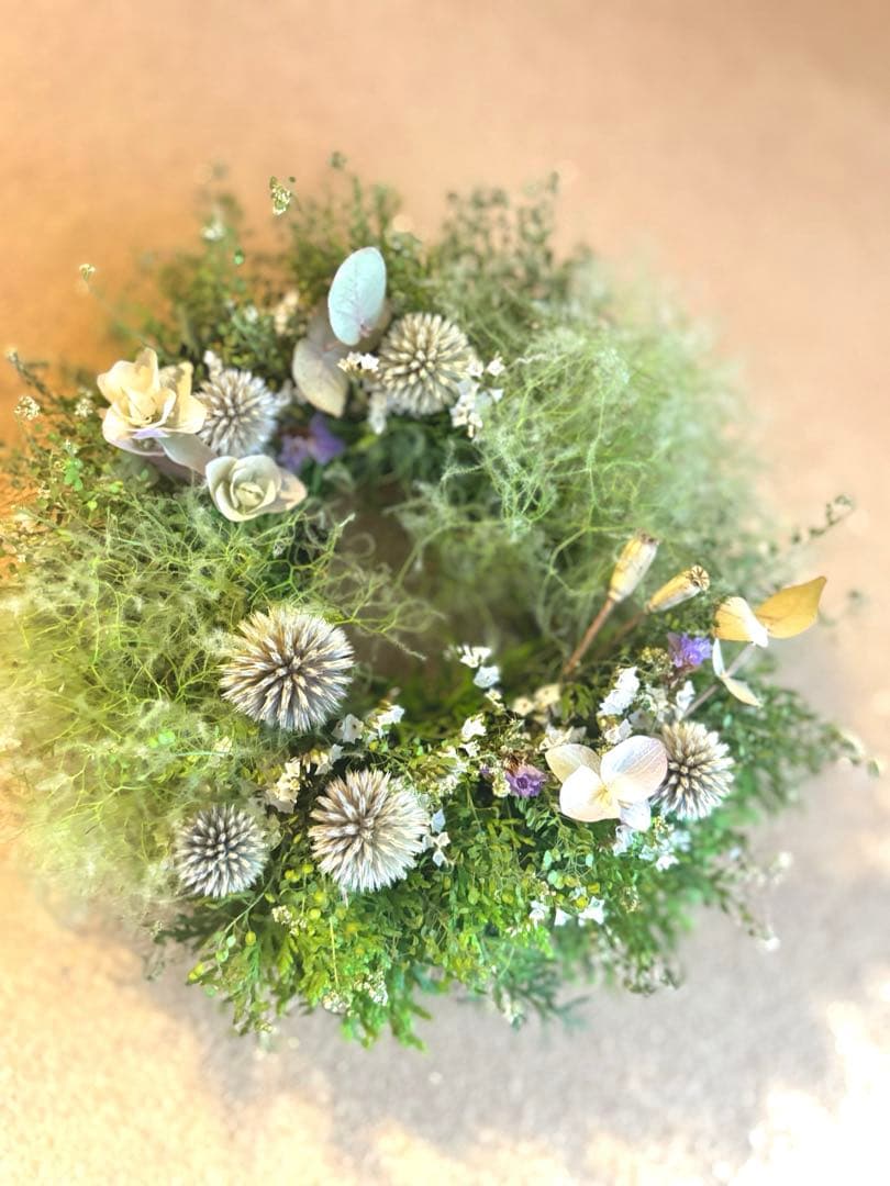 森の幻想的なスモークツリーと、ルリタマアザミのナチュラルグリーンリース