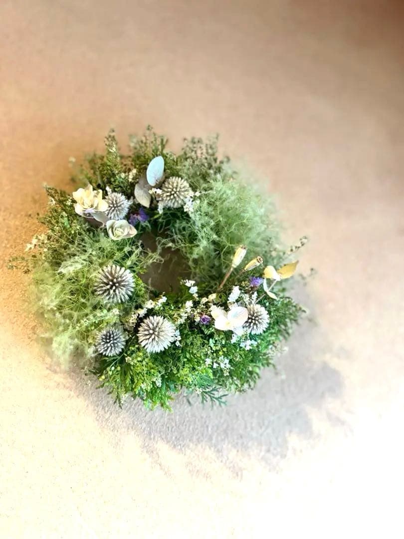 森の幻想的なスモークツリーと、ルリタマアザミのナチュラルグリーンリース