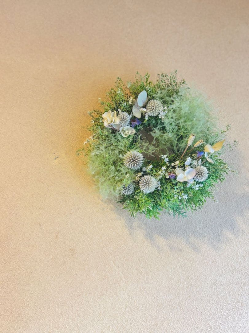 森の幻想的なスモークツリーと、ルリタマアザミのナチュラルグリーンリース