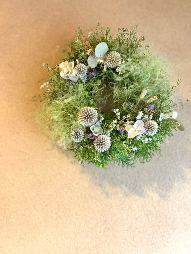 森の幻想的なスモークツリーと、ルリタマアザミのナチュラルグリーンリース