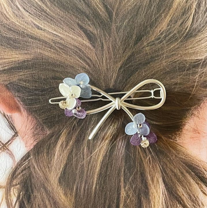 本物紫陽花❤️スワロ使用♪シルバーリボンのキラキラヘアピン❤️