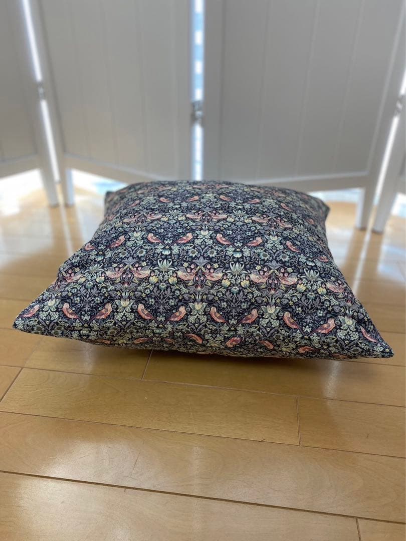 リバティ　イチゴ泥棒　キルティング　クッションカバー