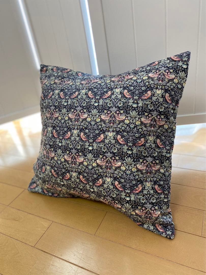 リバティ　イチゴ泥棒　キルティング　クッションカバー