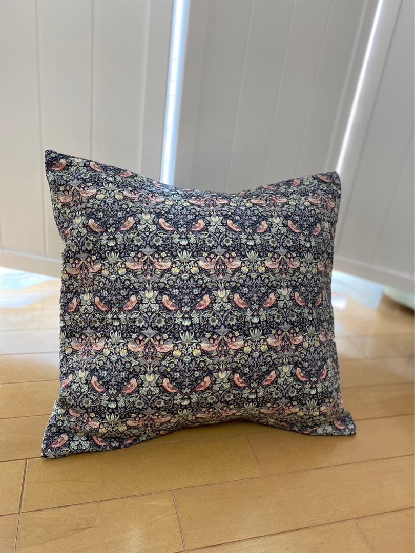 リバティ　イチゴ泥棒　キルティング　クッションカバー