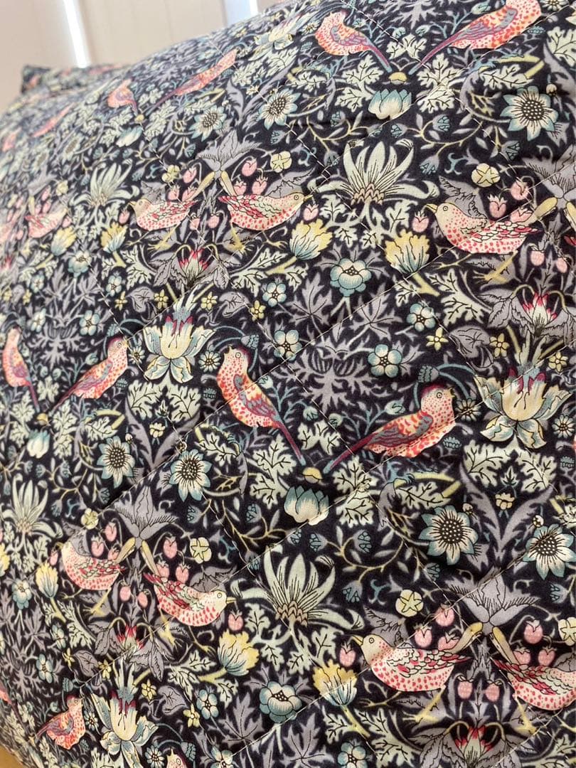 リバティ　イチゴ泥棒　キルティング　クッションカバー