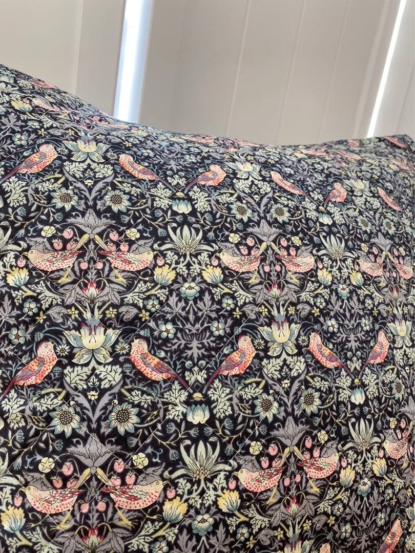 リバティ　イチゴ泥棒　キルティング　クッションカバー