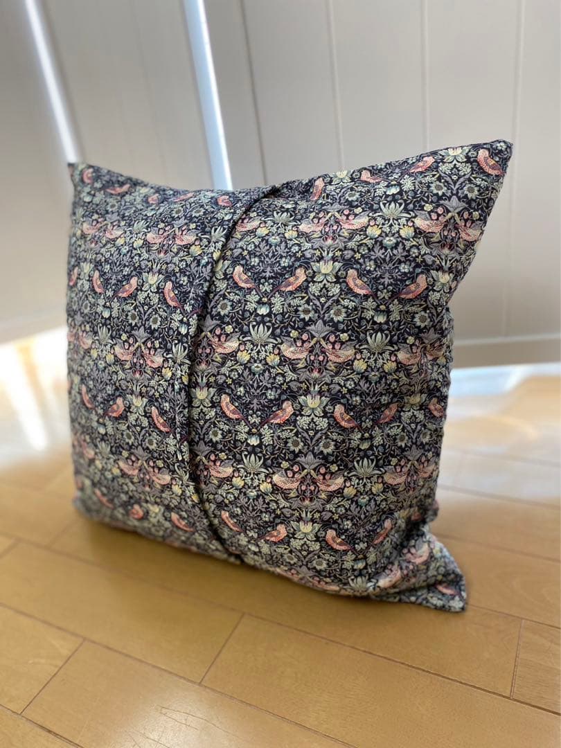 リバティ　イチゴ泥棒　キルティング　クッションカバー