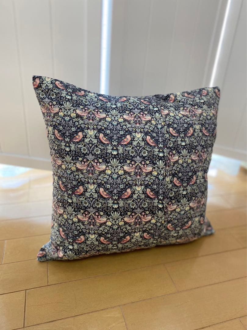 リバティ　イチゴ泥棒　キルティング　クッションカバー