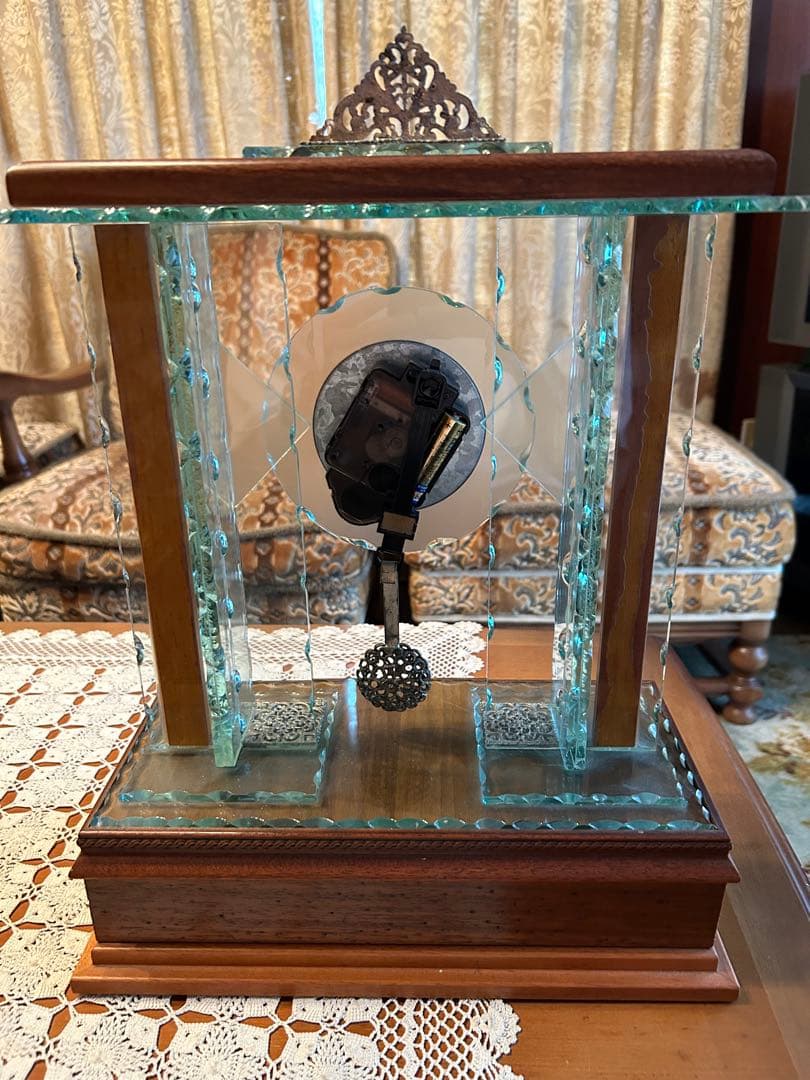 装飾的なガラス置時計