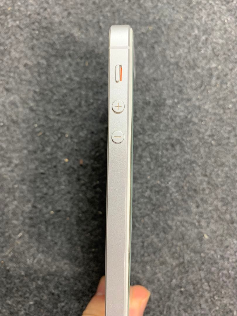 iPhone SE 第1世代シルバー バッテリー最大容量87% SIMロックあり