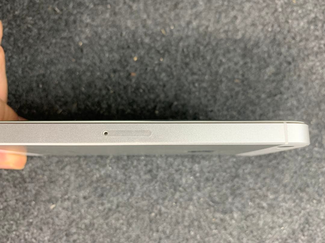 iPhone SE 第1世代シルバー バッテリー最大容量87% SIMロックあり