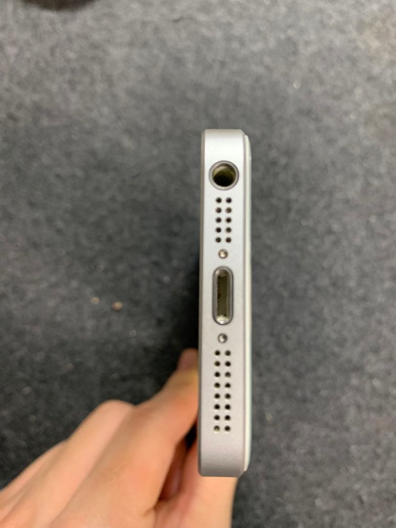 iPhone SE 第1世代シルバー バッテリー最大容量87% SIMロックあり