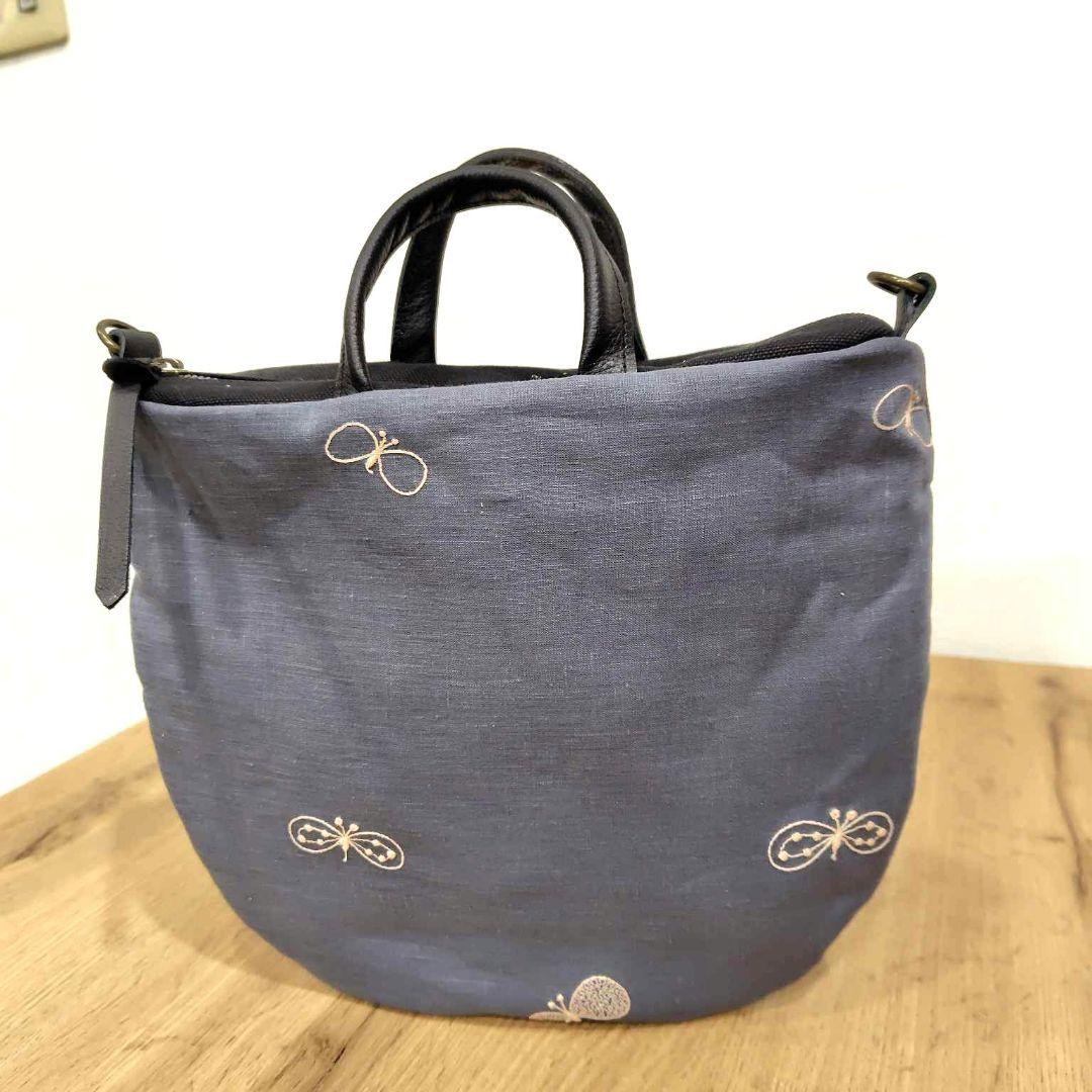 ミナペルホネン/cyoucyoちょうちょ/ロングミニラウンドショルダー本革黒