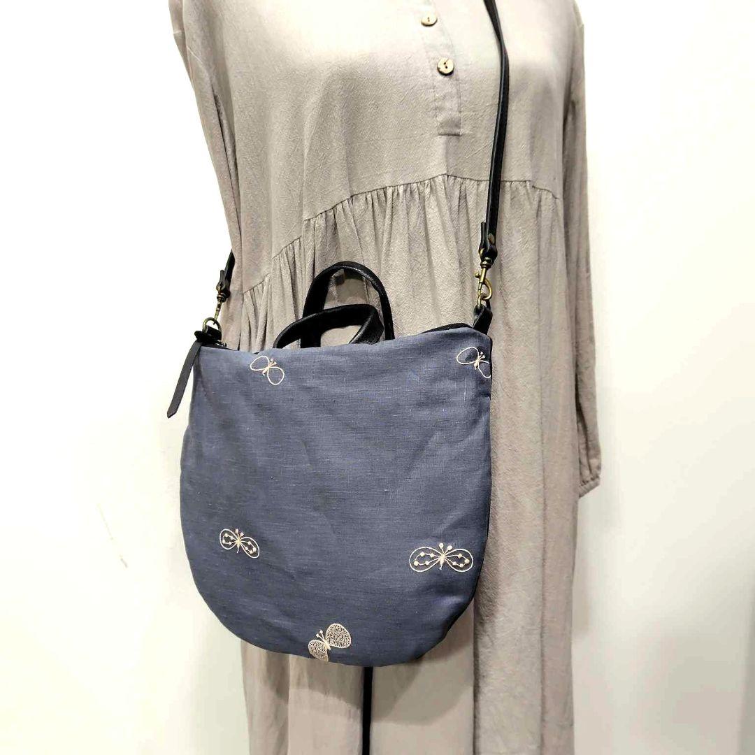 ミナペルホネン/cyoucyoちょうちょ/ロングミニラウンドショルダー本革黒