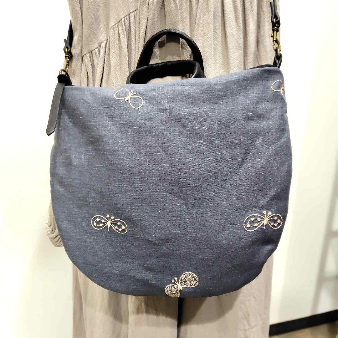 ミナペルホネン/cyoucyoちょうちょ/ロングミニラウンドショルダー本革黒