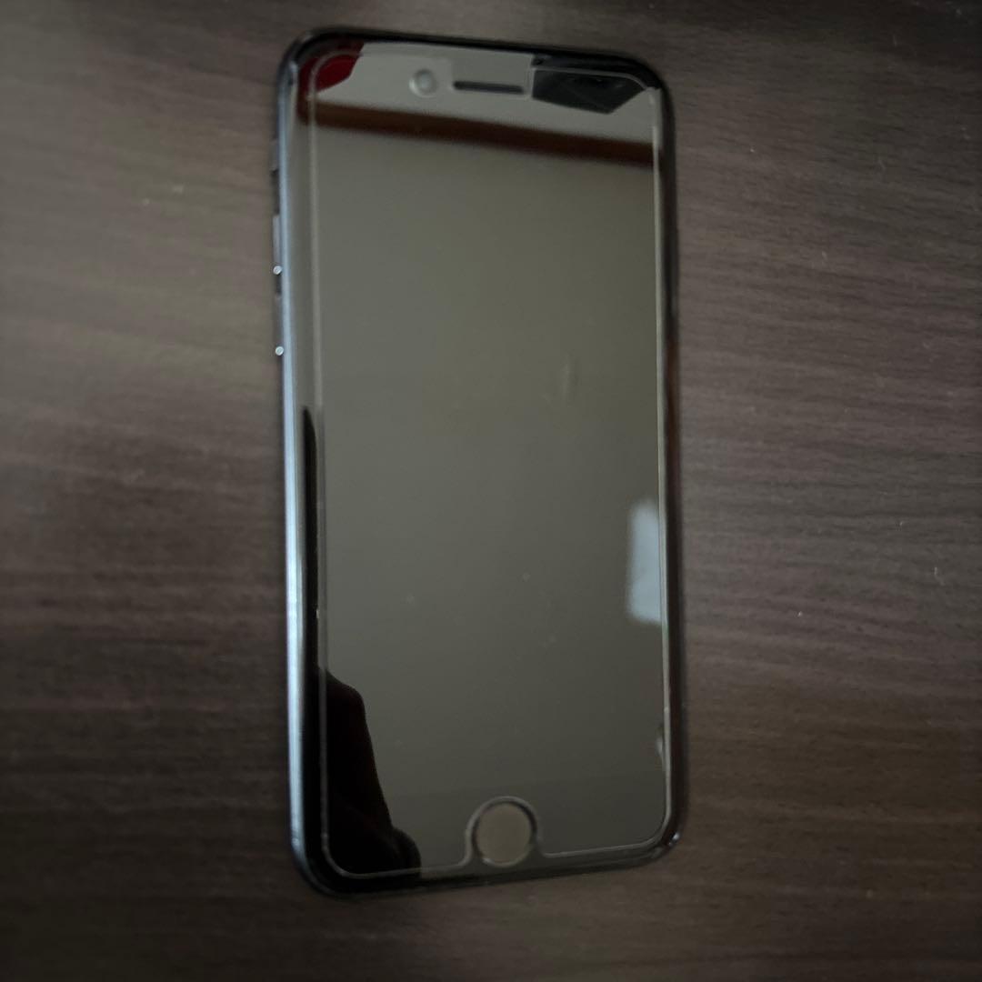 Apple iPhonese ブラック 本体　【ほぼ新品充電コード付き】